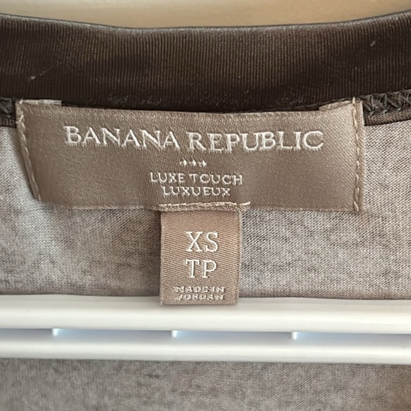 Banana republic Luxe touch snakeskin print top, size XS - Picture 3 of 4